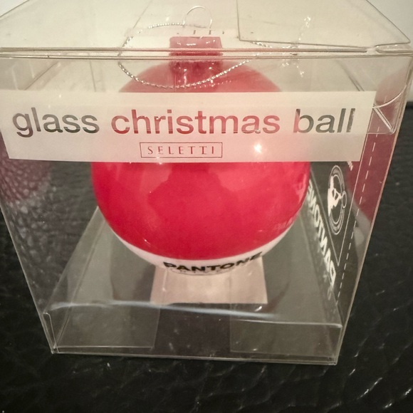 Glass Christmas Ball Pantone
Universe 18-2120 Ornament new in the box - Picture 3 of 7